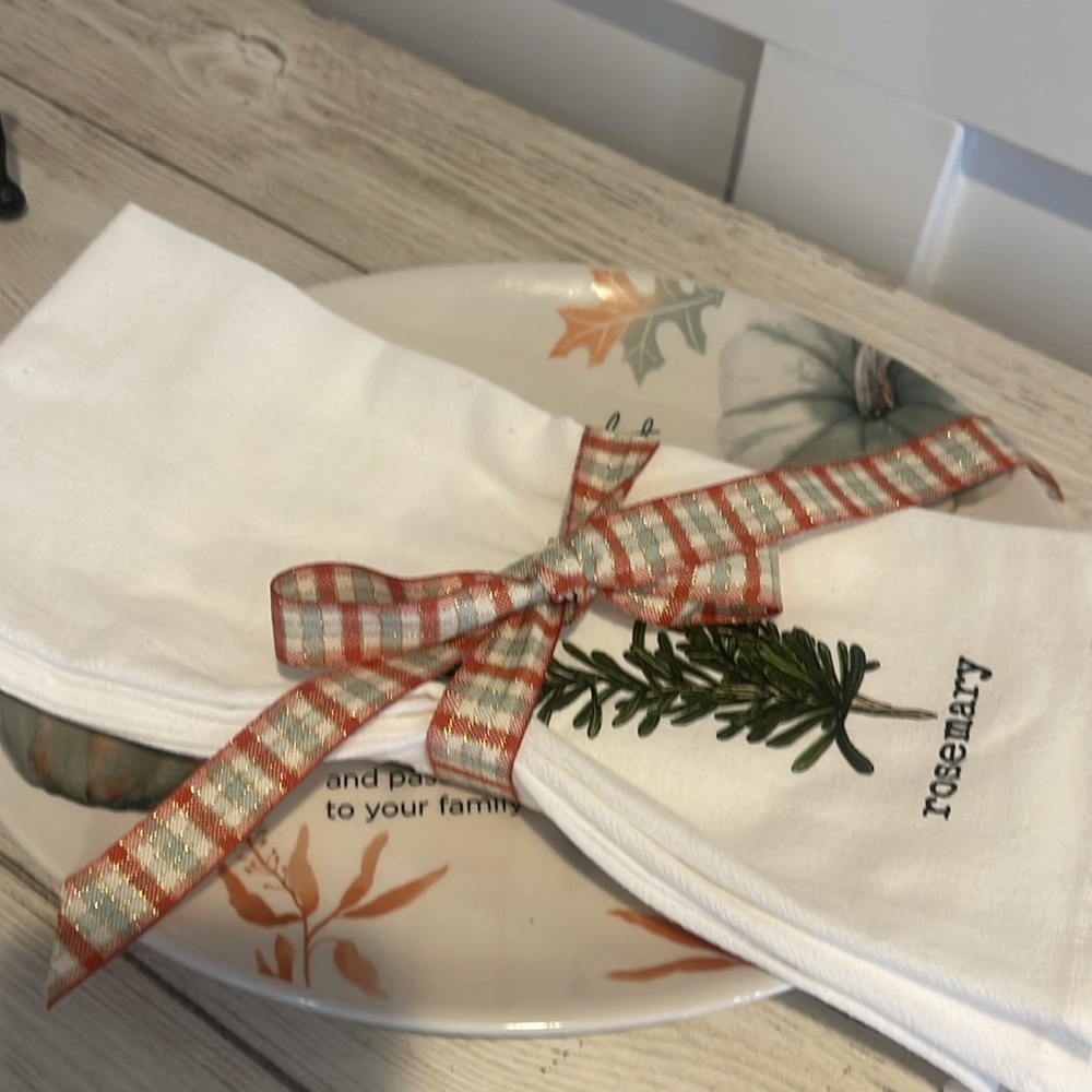 Gift Bundle - New The Giving Plate and 2 towels with bow Darling gift or display